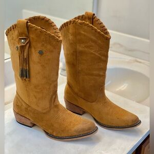 Pierre Dumas women’s suede fringe boots Size 8, excellent condition worn twice